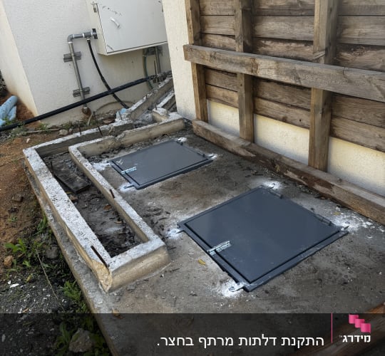 התקנת דלתות מרתף בחצר. 